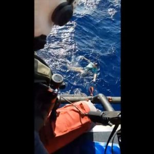 ヨットから海に投げ出された人が身に付けていた意外な物を浮き輪代わりにして無事救助される