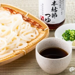 『本枯節つゆ』は最高級“本枯節”と”真昆布”、”しいたけ”の出汁が抜群！調味料無添加、素材だけで作った万能高級つゆだ。