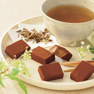 ストロベリーの甘い香り、ほうじ茶の香ばしさを感じる生チョコレート