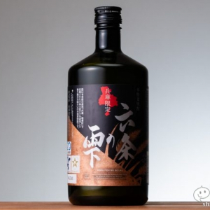 六条大麦を使った香ばしい本格麦焼酎『六条の雫』。減圧蒸留製法で、豊かな香りと、クリアで軽やかな口当たりを両立！