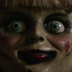 呪いの人形を描くシリーズ最新作『アナベル 死霊博物館』日本版予告編解禁　IMAX＆4D上映も決定［ホラー通信］