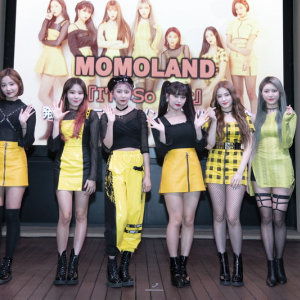 MOMOLAND、フリーライブ＆ハイタッチ会で2000名のファン大熱狂