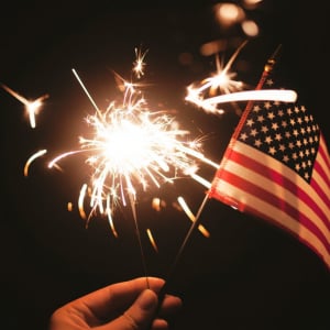 最も愛国心の高まる独立記念日を中国製花火でお祝いするアメリカ人