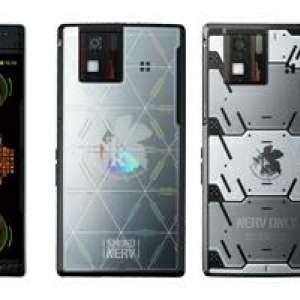 ドコモスマートフォンラウンジで「AQUOS PHONE ZETA SH-09D」と「SH-06D NERV（ヱヴァンゲリヲンコラボモデル）」の先行展示が開始