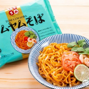 もっちり食感の平打ちパスタとの相性抜群！ お手軽タイ風まぜそば『きねうち麺 トムヤムそば』の本格エスニックな味わいに驚き