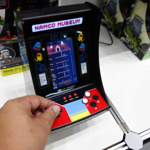 手のひらサイズのアーケード筐体型ゲーム機『レトロアーケード』にナムコのゲームが20種遊べる『ナムコミュージアム』が登場：東京おもちゃショー2019
