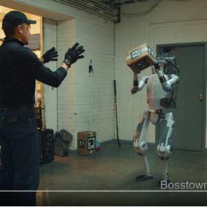 ドッキリ動画：人間にいじめられ続けてきた二足歩行ロボットがついに反撃を開始!?