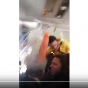 動画：乱気流に巻き込まれた飛行機　乗務員とカートが宙を舞う