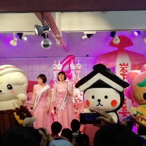阿佐ヶ谷姉妹が“ピンクつながり”で一日館長に…岩下の新生姜ミュージアム