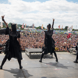 BABYMETAL、「PA PA YA!!（feat. F.HERO）」MV公開＆グラストンベリーに登場