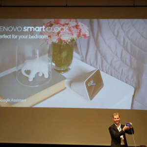 レノボが“新しいめざまし時計”として提案する4.0型スマートディスプレイ『Lenovo Smart Clock』を発表　10.1型の製品も同時発売へ