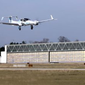 コンピュータービジョンとGPSで自動着陸ができる小型飛行機向けシステムを独大学が開発