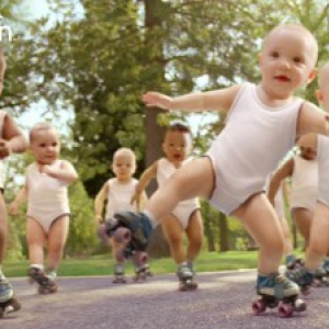 赤ちゃんがローラースケートで踊りまくる『evian』のCMが大人気