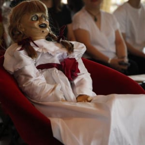 大ヒットホラーシリーズ最新作『アナベル 死霊博物館』　主演人形アナベルが日本で祈祷を受ける［ホラー通信］