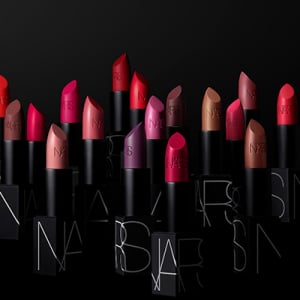 新製品「NARS リップスティック」のカラー展開は驚異の“全60色”！ブランドの原点となった12色も限定発売