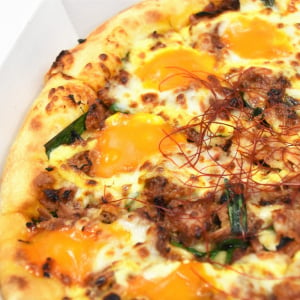 とろ～り濃厚な半熟卵黄風ソースがクセになる　ピザハットに2種の「月見ピザ」登場