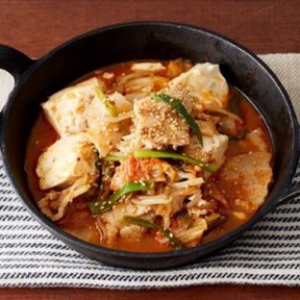 “チンするだけキット”が作れる「豚キムチ豆腐」レシピに感動の声「最高のアイディア」