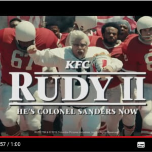 カーネル・サンダースがアメフト選手に　KFCが「ルディ/涙のウイニング・ラン」のパロディー動画を公開