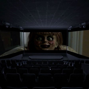 怖い、けど楽しい……！　映画『アナベル 死霊博物館』4DX with ScreenX 体験レポート［ホラー通信］