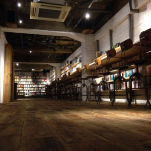 深夜まで本を楽しめる、渋谷のブックカフェ「森の図書室」