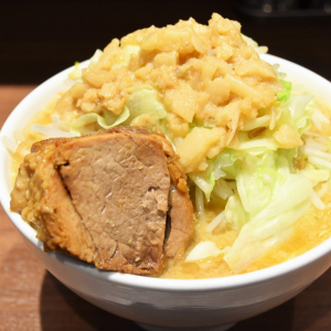 東京駅の「丼vs麺」全92メニューの頂点が決まる！　インパクト勝負なら一騎打ちになりそうな両雄がコレだ