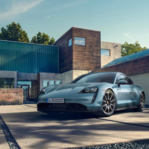 ポルシェが新型電気自動車「タイカン 4S」を発表　