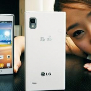 LG、Optimus LTE IIの新色ホワイトの発売を発表