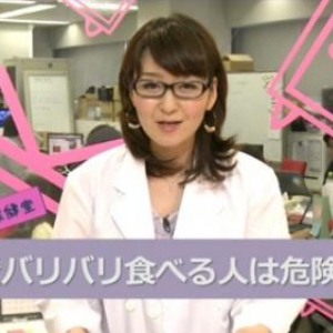 “白衣にメガネ”でニュースを紹介！　「氷をバリバリ食べる人はご用心」