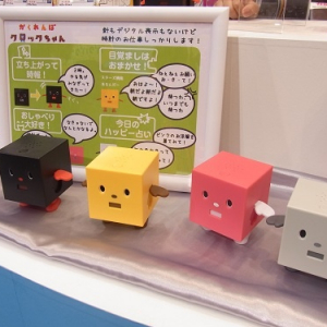 【東京おもちゃショー2012】小さくなって立ち上がれるようになった『クロックマン』の新製品『かくれんぼクロックちゃん』
