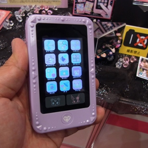 【東京おもちゃショー2012】子ども専用スマートフォンがカラー液晶とカメラを搭載『ジュエルポッド ダイアモンド』