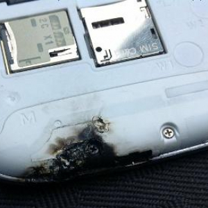 サムスンの渾身のスマートフォン『Galaxy S3』が発火炎上　バッテリーが原因ではなくコネクタ部分が真っ黒に