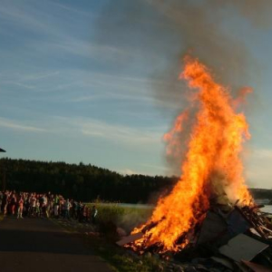 青空の下で大たき火！　フィンランドの夏至祭とは