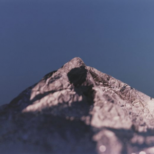 これらの「山」は果たして本当の山なのかという疑問から生まれた、濱田祐史『Primal Mountain』刊行
