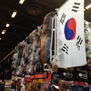 フランスで開催されるジャパンエキスポ2012に行ってきた　韓国ブースに日本アイドルグッズが？