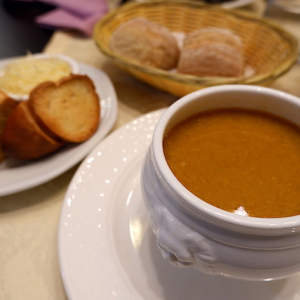 本場フランスで人気の定番フレンチって？ 「トッピングが楽しいお魚スープ」をクローズアップ