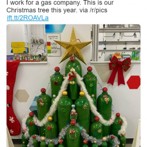 職場やオフィスに飾られた“クリエイティブすぎる”クリスマスツリーたち