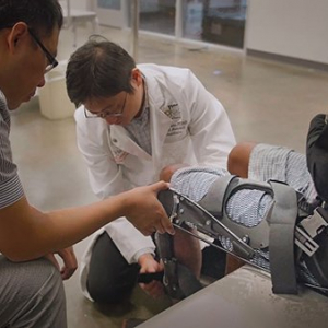 ロボットを着て歩く！高齢者の歩行を支援する軽量ロボットを米大学チームが開発