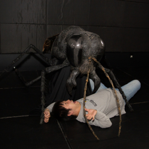 閲覧注意：劇場版『巨蟲列島』の巨大ジガバチが編集部にやってきた！　超絶クオリティの模型を激写