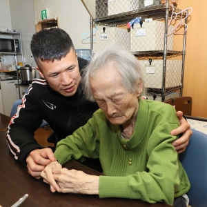 「自己中心的な人間、周りの人に優しくできひん人間は、人の上に立てるわけない」――介護士ボクサー・大沢宏晋の仕事論（１）