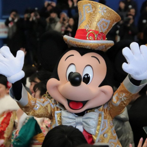 東京ディズニーランドで浦安市成人式開催！30周年衣装のミッキーたちもお祝い【写真レポート】