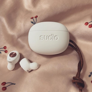 色味もサイズ感も言うことなし。「sudio」のワイヤレスイヤホンはバッグに忍ばせたいかわいさなんです◎