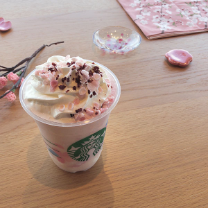 この季節を待ってました♡スタバ新作はさくら ミルクプリン フラペチーノ。今年限定のカップも見逃さないで