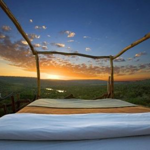 ケニアの壮大な星空を見上げるロイサバホテルの『スターベッド』