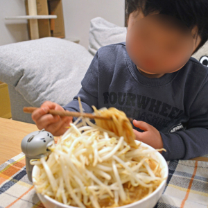 チビッコが食事に集中できるおもちゃ「猫舌フーフー」を使えば4歳児でも二郎系ラーメンを食べられた！
