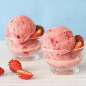 もんで凍らせるだけで簡単に作れるレシピ「苺ミルクアイス」が話題に「苺、牛乳、砂糖でおやつに最高なアイス作れます」