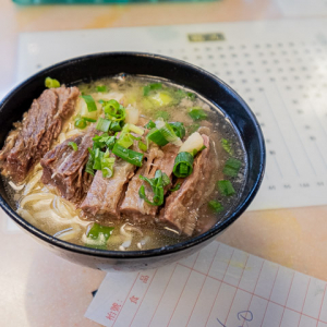 【世界ひとり飯（7）】香港のミシュラン店で牛肉麺「九記牛腩」食べてにんまり