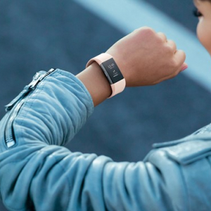 賢く健康管理できるスマートウォッチ“fitbit”を徹底解説！