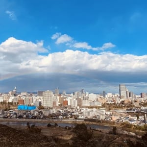 東日本大震災から9年。発生時刻の午後2時46分の直前、仙台のまちに雨上がりの虹がかかる