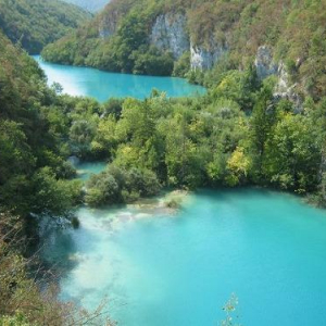 美しいエメラルドに輝くクロアチアの世界遺産『プリトヴィツェ湖群国立公園』