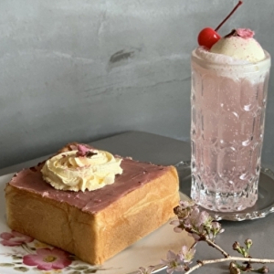 女子旅でも人気のスポット道後温泉♩昭和レトロ×アートな喫茶店に桜の開花時期だけのレアメニューがお目見え♡